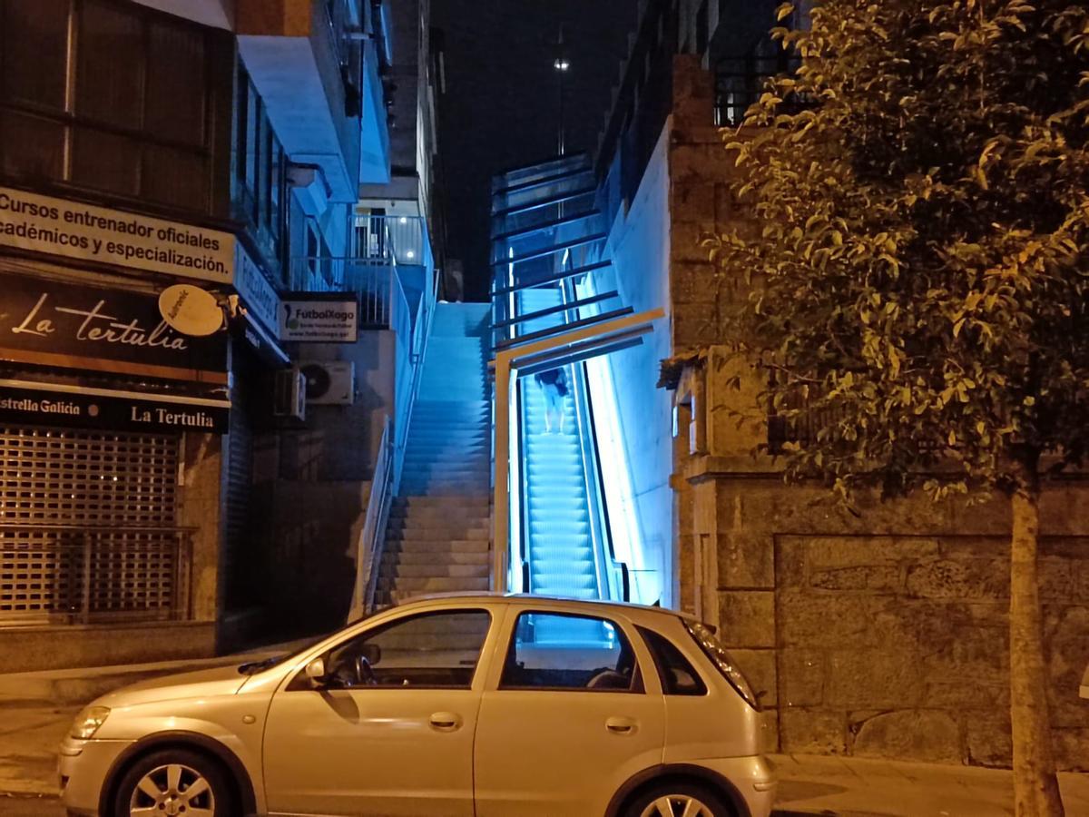 Aspecto de las escaleras mecánicas iluminadas por la noche