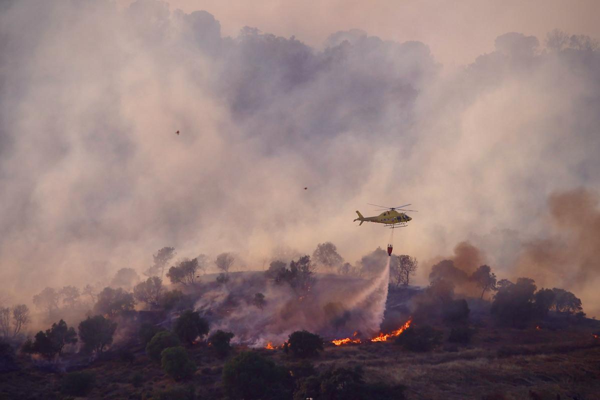 Incendio forestal junto al Castillo de la Albaida Incendio forestal junto al Castillo de la Albaida