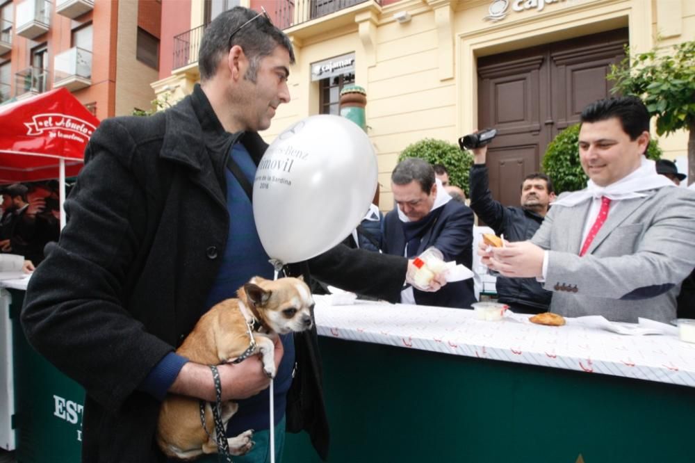 Reparto de pasteles de carne en la plaza del Romea