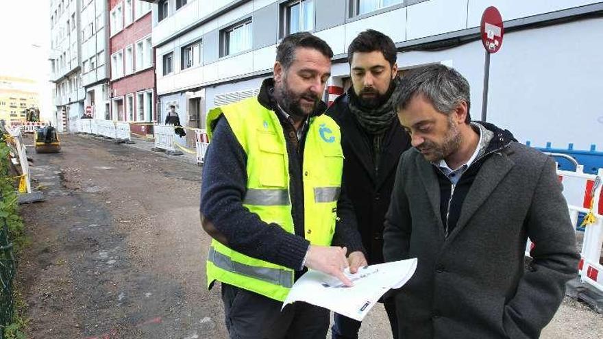 El alcalde y Varela, ayer, durante la visita a las obras.