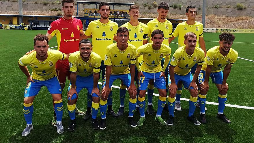 Formación inicial de Las Palmas C, ayer, antes de la disputa del encuentro ante el Atlético Paso de La Palma.  | | LP/DLP