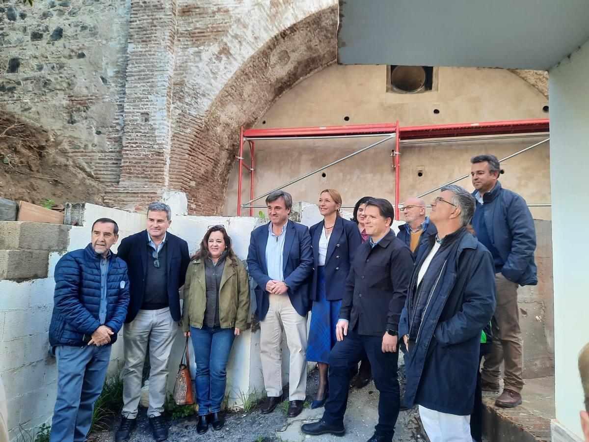 Visita de la delegada de Fomento este mes a las obras del parque de Mangas Verdes. La Junta ha aprovechado para recuperar el puente del Acueducto de San Telmo al inicio de este sendero.