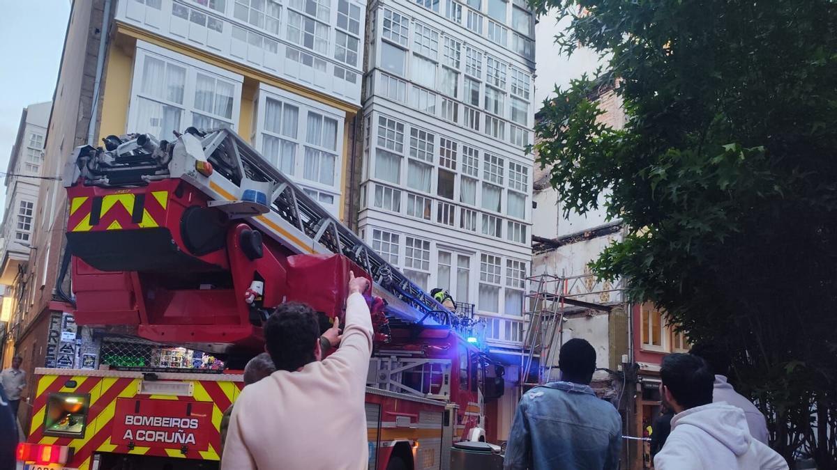 Los bomberos trabajan entre la calle Barrera y la Estrecha de San Andrés