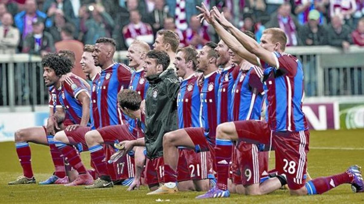 Felices 8 Los jugadores del Bayern celebran con la afición la goleada al Oporto y el pase a las semifinales.