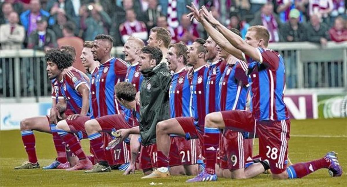 Feliços 8 Els jugadors del Bayern celebren amb l’afició la golejada al Porto i el pas a les semifinals. Feliços 8 Els jugadors del Bayern celebren amb l’afició la golejada al Porto i el pas a les semifinals.
