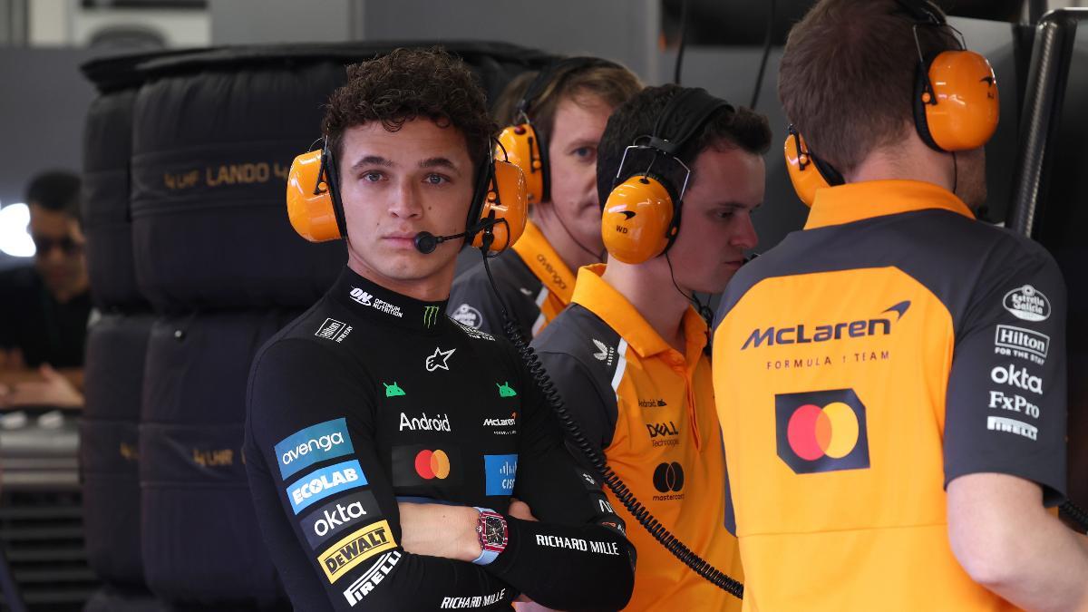 Lando Norris, en el garaje de McLaren antes de los Libres 1 en Qatar