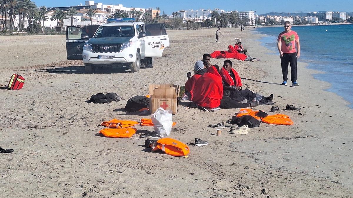 Galería: Llega una patera a Platja d'en Bossa