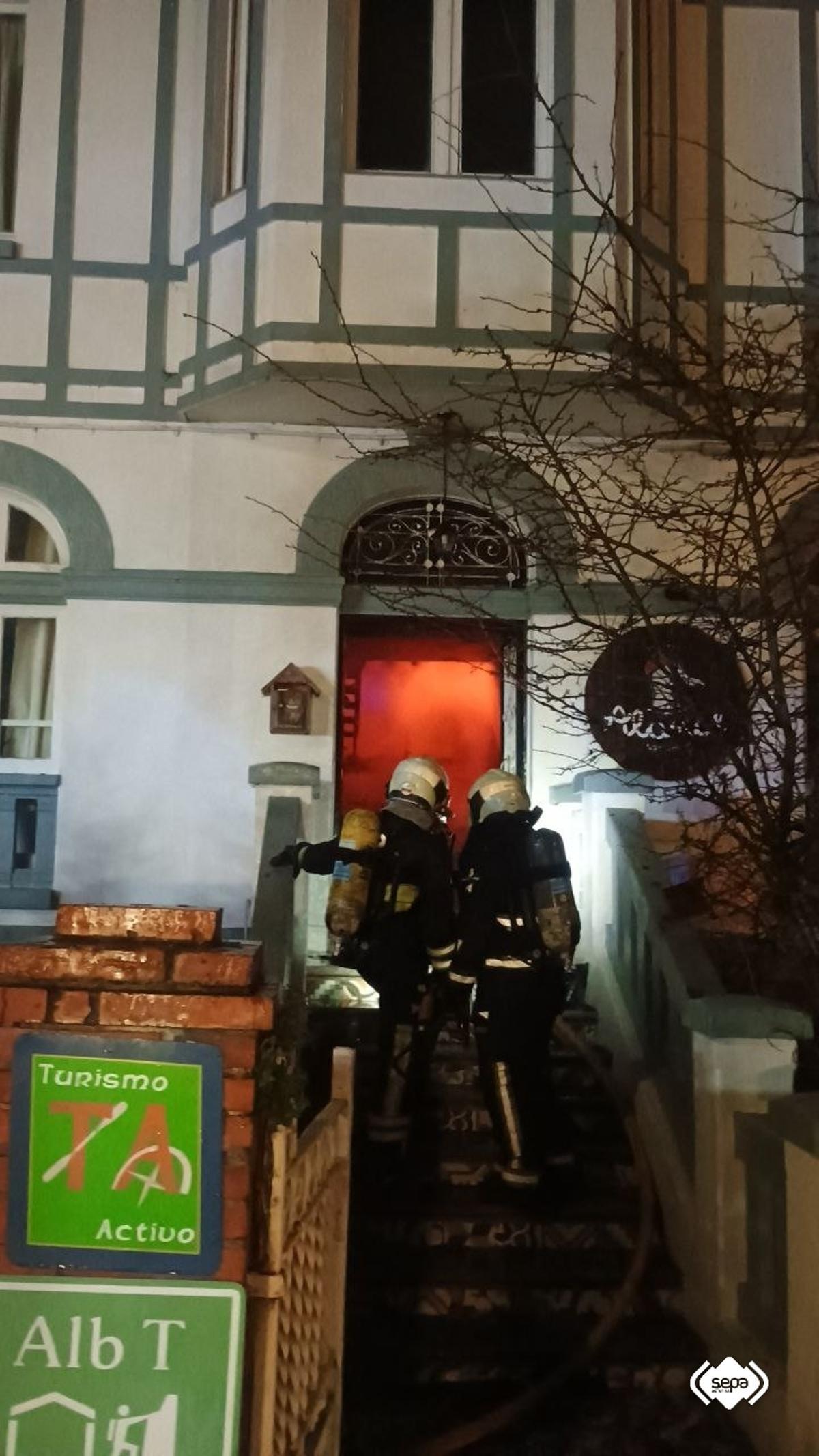 EN IMÁGENES: Un incendio de madrugada calcina por completo una conocida escuela de surf de Salinas