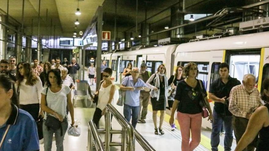 Pasajeros descienden del tren en la estación intermodal, durante la huelga de octubre.