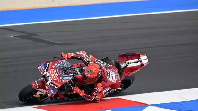 Marc Márquez supera a Bezzecchi en Misano