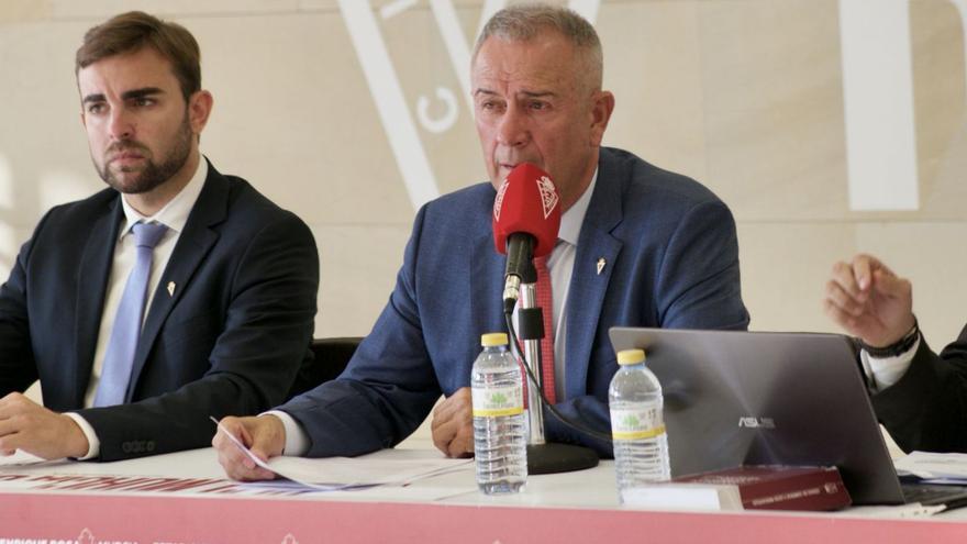 Felipe Moreno, a la derecha, durante la última Junta de Accionistas del Real Murcia.