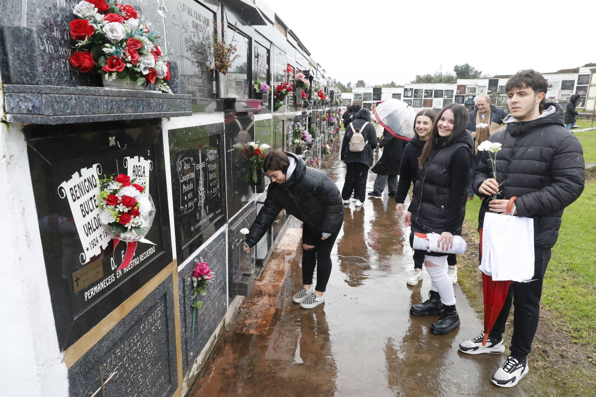 El IES Padre Feijoo se va de excursión al cementerio para reflexionar sobre la muerte