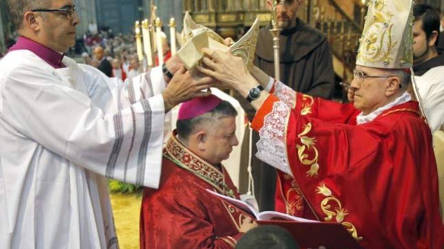 Bertone ordena arzobispo al gallego Rodríguez Carballo