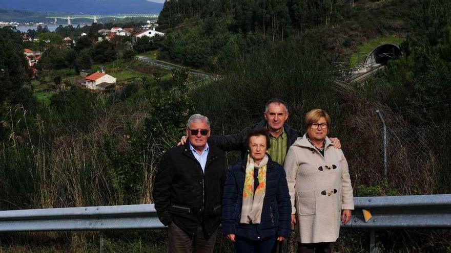La directiva de la comunidad de montes de Bamio, con el viaducto del Tren de Alta Velocidad (TAV) al fondo. // Iñaki Abella