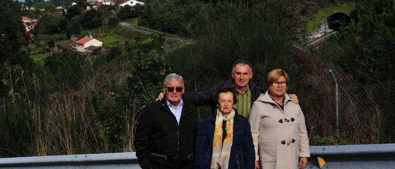 La directiva de la comunidad de montes de Bamio, con el viaducto del Tren de Alta Velocidad (TAV) al fondo. // Iñaki Abella