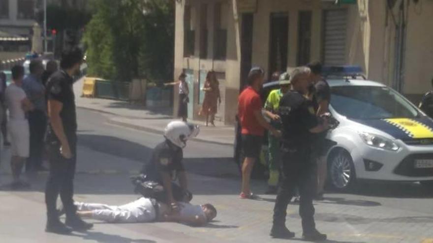 El instante de la detención de uno de los acusados, el pasado 13 de agosto, en la Plaça de Baix.