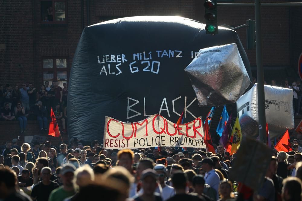 Grupos de manifestantes violentos han protagonizado graves incidentes en Hamburgo con motivo de la cumbre del G-20.