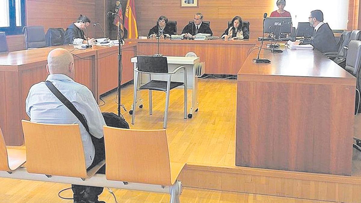 Imagen del procesado, sentado en el banquillo de los acusados de la Audiencia en abril del 2019.