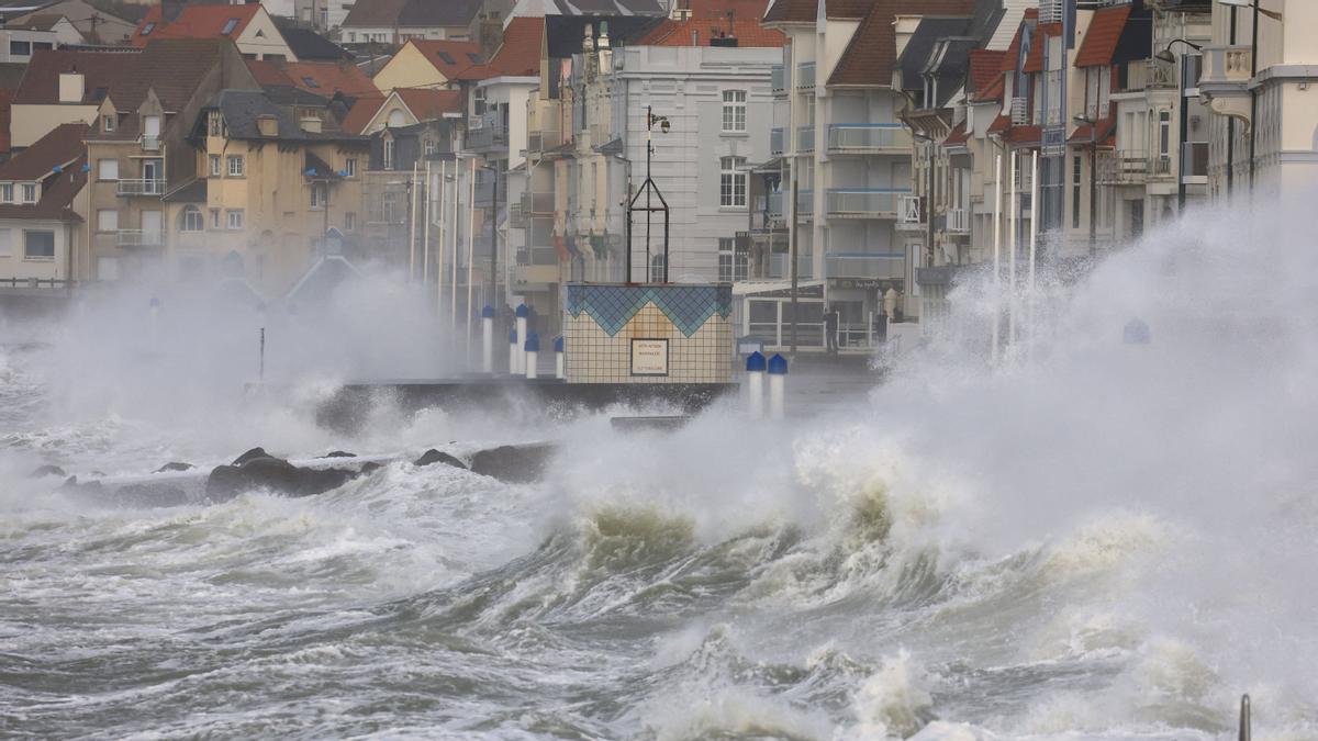 Las olas chocan contra el rompeolas durante la tormenta Eunice en Wimereux, Francia.