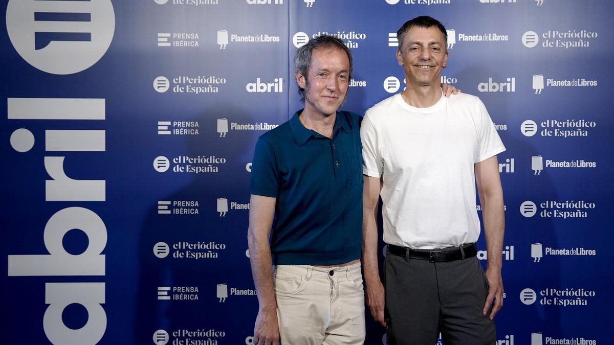 El escritor Carlos Pardo, y Joaquín García, comisario de arte y escritor.