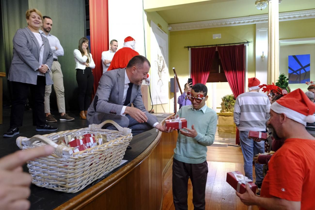 La magia de la Navidad llena de ilusión el teatro Consistorial de Gáldar