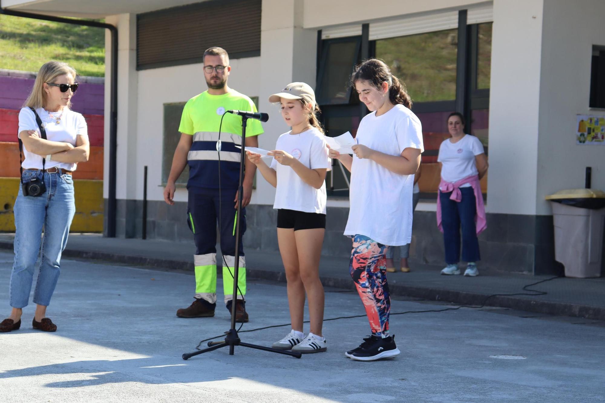 El homenaje a Rosa Isorna Portugués, que se jubila a los 72 años después de 46 ejerciendo como cocinera y «segunda madre» en el CPI Progreso de Catoira.