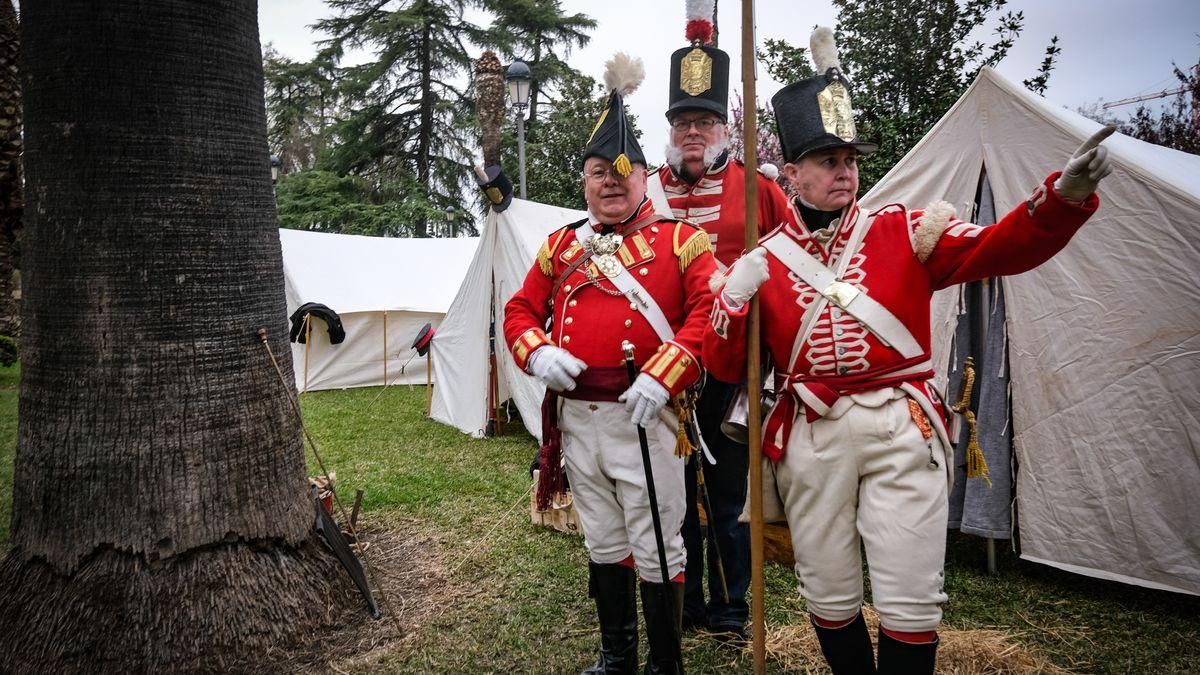 Los galeses Alan Rogers y Kate Nicholson, posando junto a uno de sus amigos alemanes, ayer en el campamento militar.