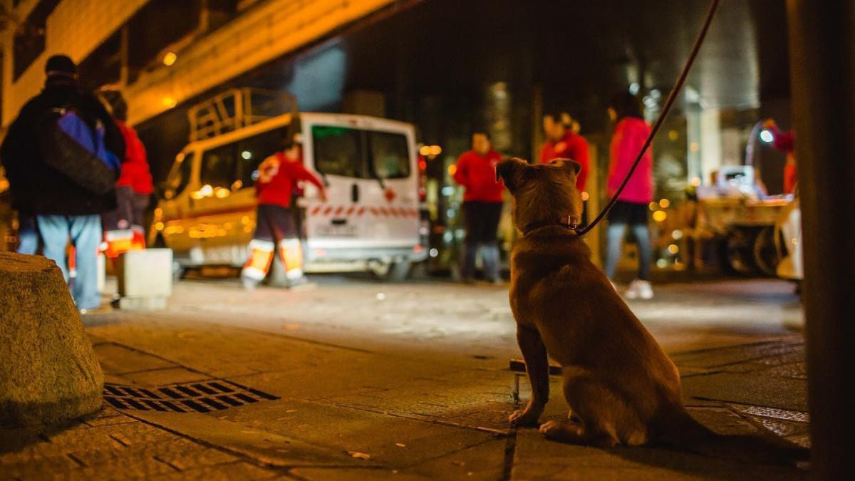 Cruz Roja reparte ropa de abrigo entre personas sin hogar ante la llegada del frío