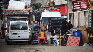 Un grupo de palestinos guarda sus cosas en Rafah antes de partir buscando lugar seguro.