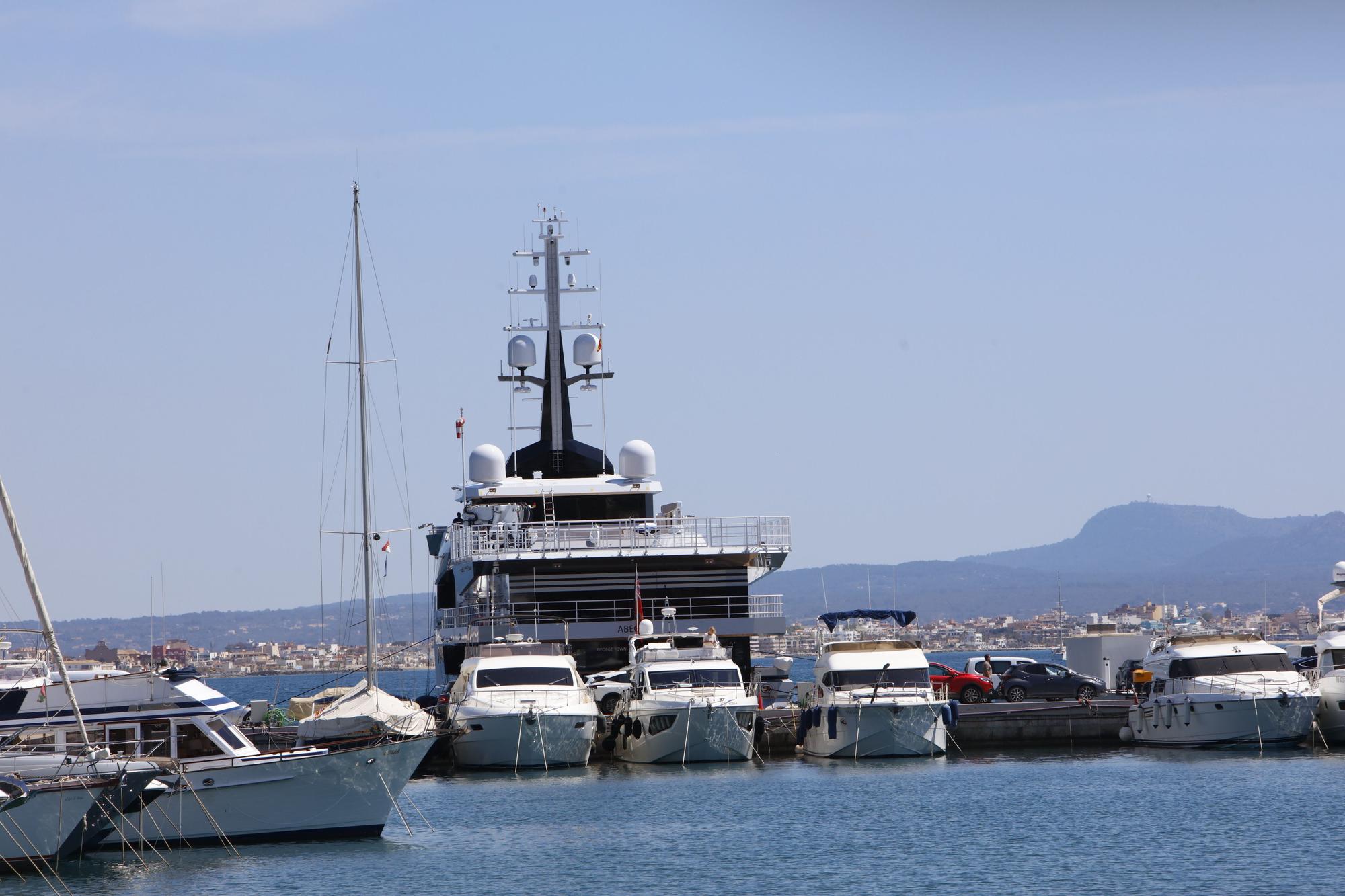 Das 76-Meter-Beiboot "Abeona" von Jeff Bezos am Hafen von Palma de Mallorca