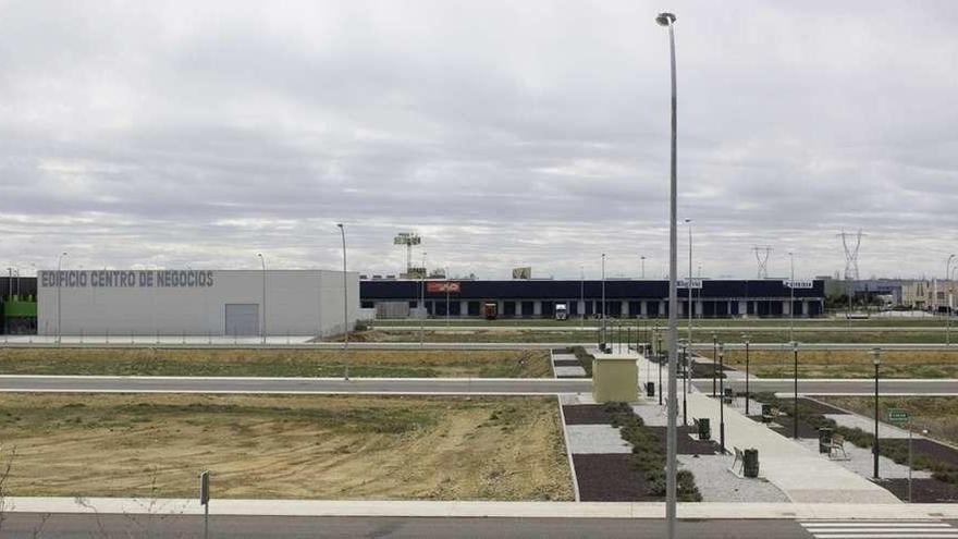 Vista general del Centro de Negocios y de la última nave construida en el Centro de Transportes de Benavente.