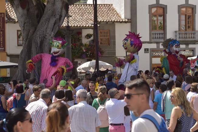 Subida de la bandera de las fiestas del Pino