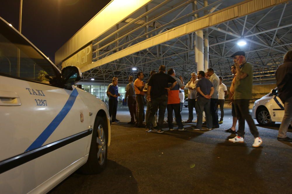 Los taxistas se han concentrado en el aeropuerto.