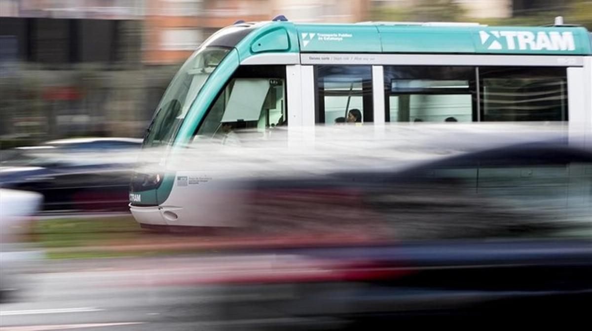 Tranvía por la Diagonal, a la altura de la calle de Numància. 