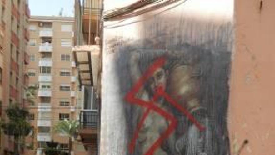 Pintan con símbolos nazis el polémico mural diseñado    frente a una iglesia