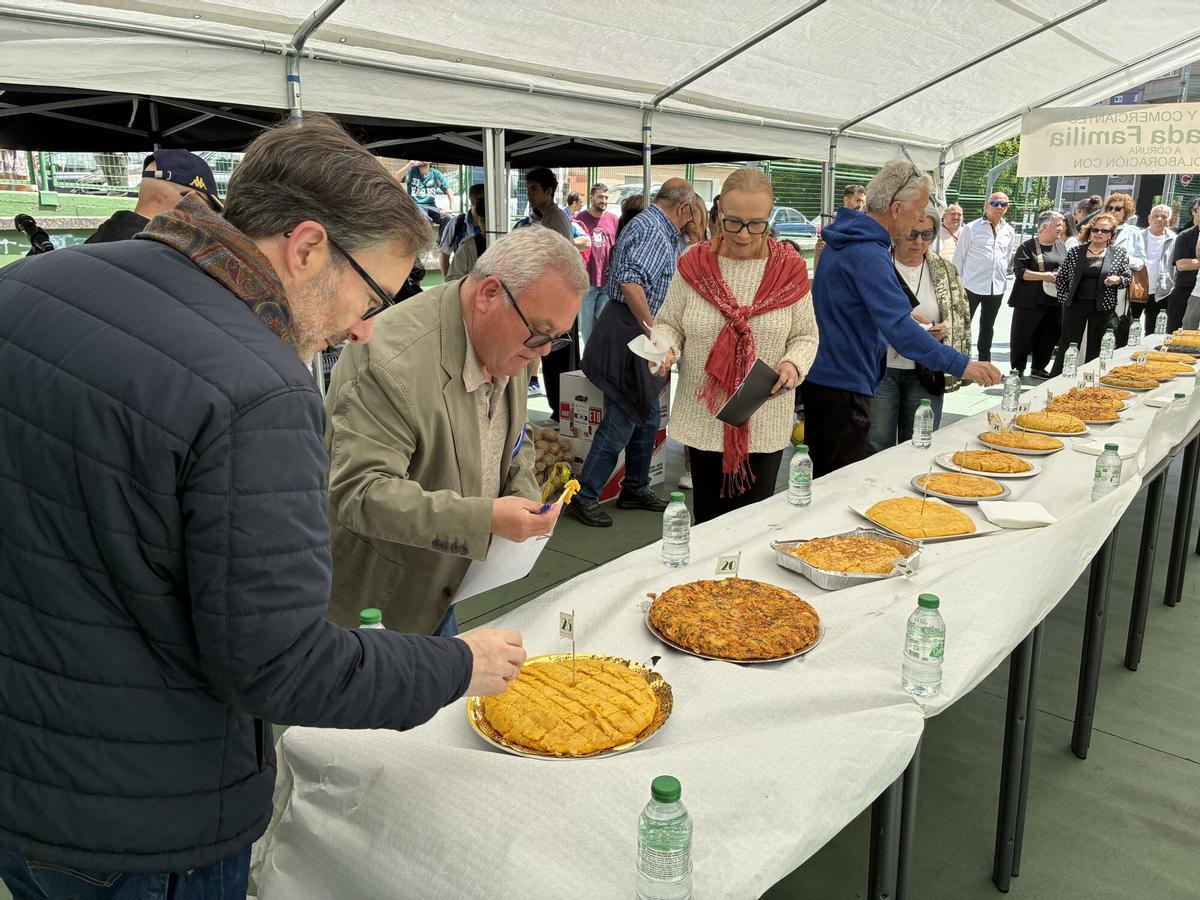 Momento de la degustación de las tortillas participantes en el IV Gran Concurso de Tortillas de la Sagrada Familia
