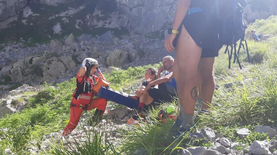 Rescatan en helicóptero a una senderista que se fracturó un tobillo tras sufrir una caída en Cabrales