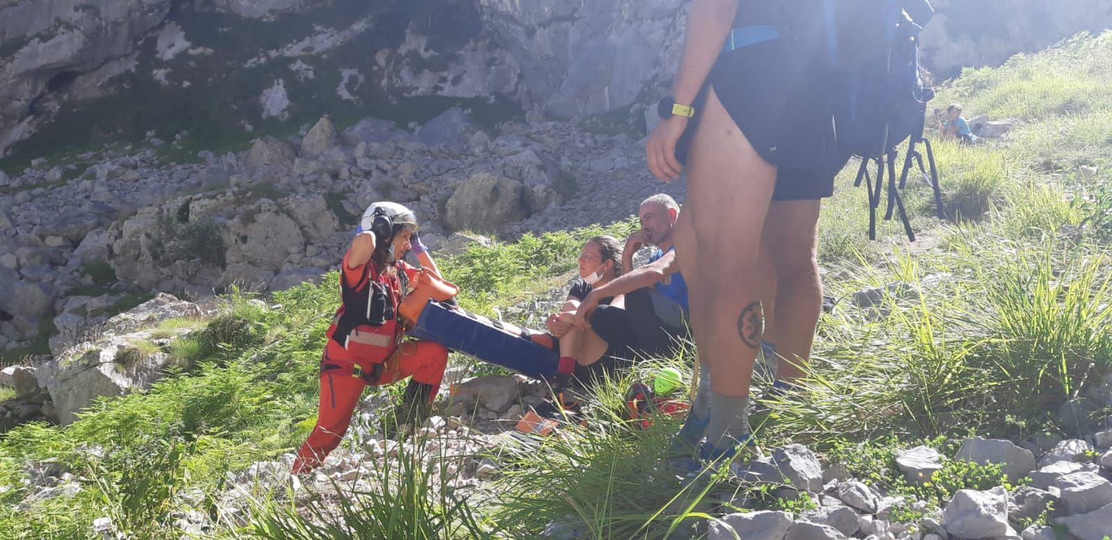 Rescatan en helicóptero a una senderista que se fracturó un tobillo tras sufrir una caída en Cabrales