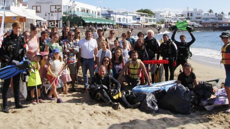 Voluntarios participantes, ayer, en la limpieza de las calas del pueblo de Playa Blanca y junto al muelle.