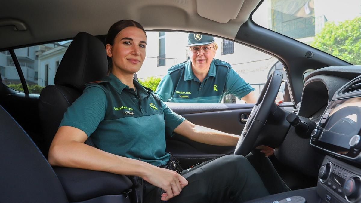 Alejandra Contreras, frente al volante, y María Antonia Quesada, fuera del coche, son dos ejemplos de la integración de las mujeres en la Guardia Civil.