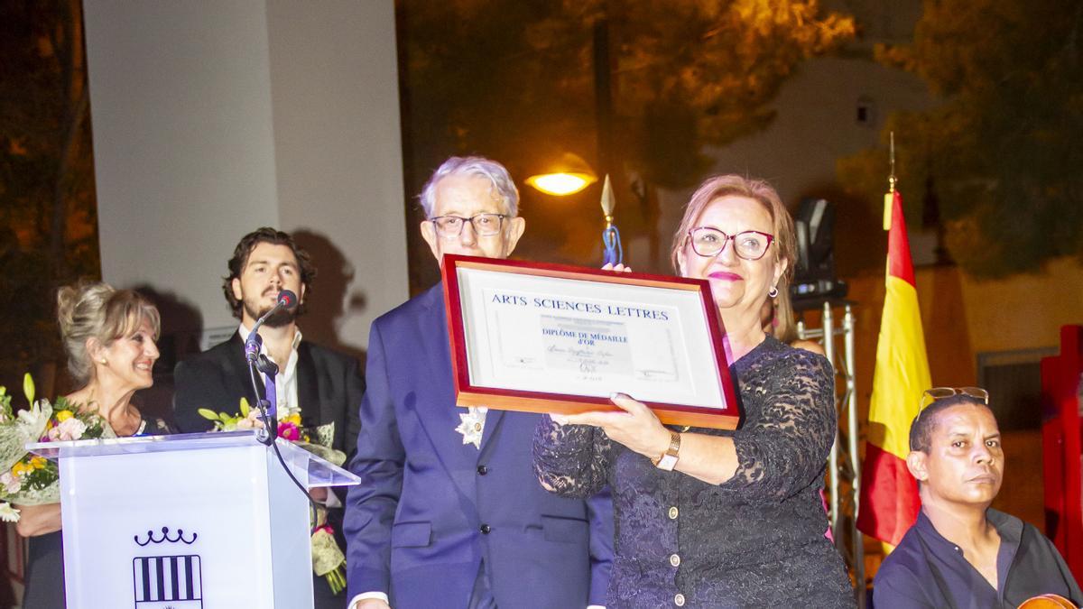 El Orfeón Crevillentino recibe la Medalla de Oro de la Academia de las Artes de París