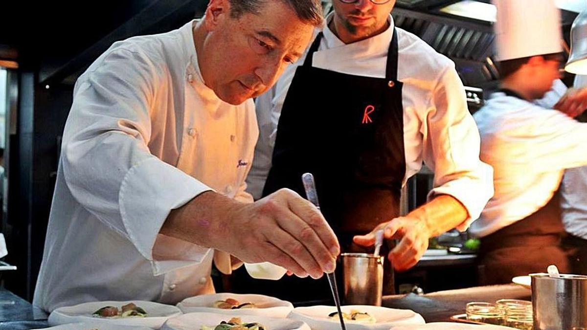 Joan Roca, cuinant al Celler de Can Roca, en una foto d’arxiu.