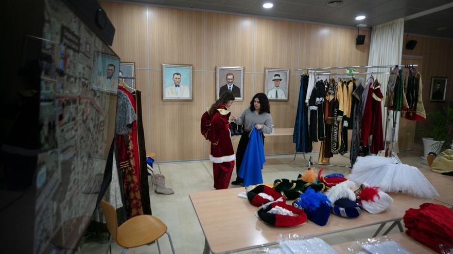 Una de las pajes reales que acompañarán a los Reyes Magos en Sant Josep se prueba el traje en el salón de plenos.