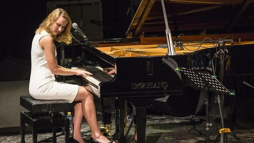 Sarah McKenzie, al piano, lanzó sus dardos de jazz clásico, melódico y con mucho swing al público del Festival de Jazz de San Javier.