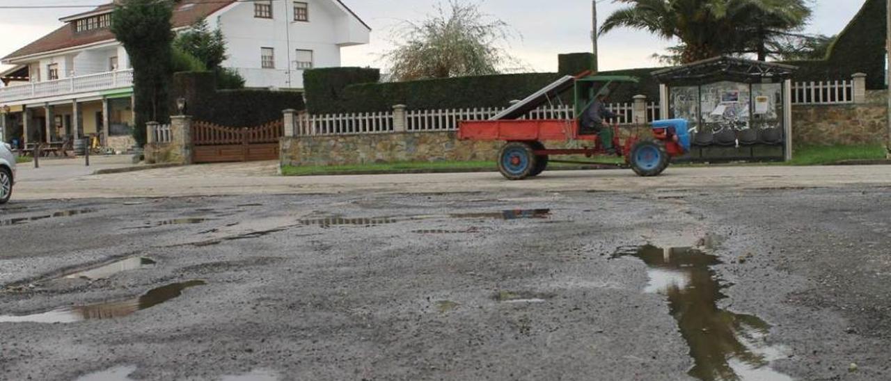 Estado de la explanada que se utiliza como aparcamiento y que da acceso al consultorio médico.