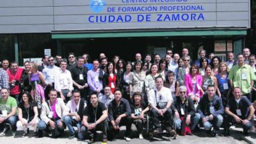 Los antiguos alumnos ayer a la puertas del centro educativo.