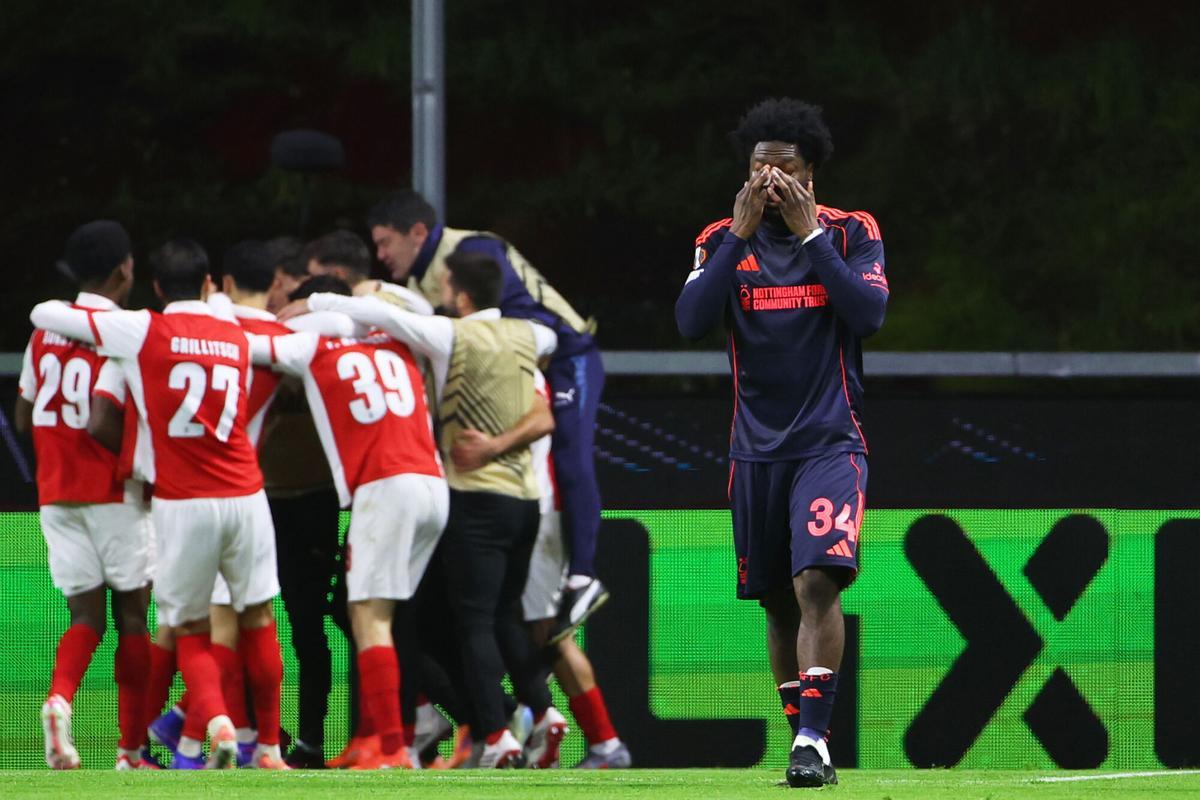 Ola Aina de Nottingham Forest reacciona mientras los jugadores de Braga celebran después de que Ryan Yates de Nottingham Forest anotara un gol en propia meta para abrir el marcador durante el partido de fútbol de la fase inicial de la Liga Europa entre SC Braga y Nottingham Forest en Braga, Portugal, el jueves 22 de enero de 2026. (Foto AP/Luis Vieira)