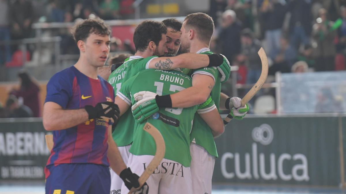 Los jugadores del Liceo celebran un gol frente al Barcelona la temporada pasada.