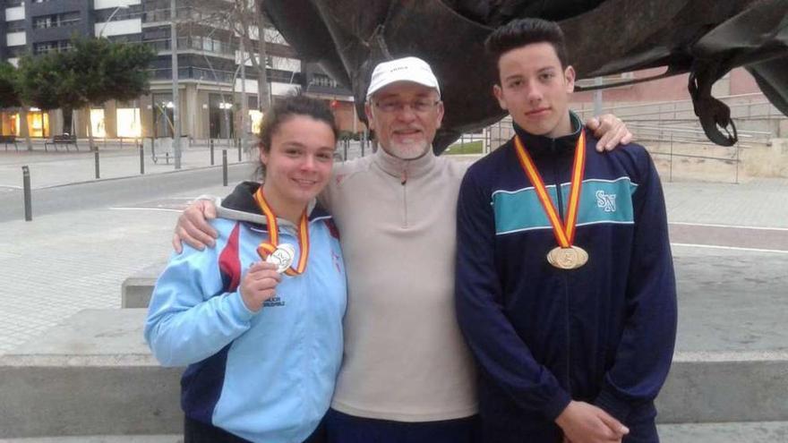 Nicolás García y Laura Meira, junto a su entrenador Javier López Viñas. // FdV