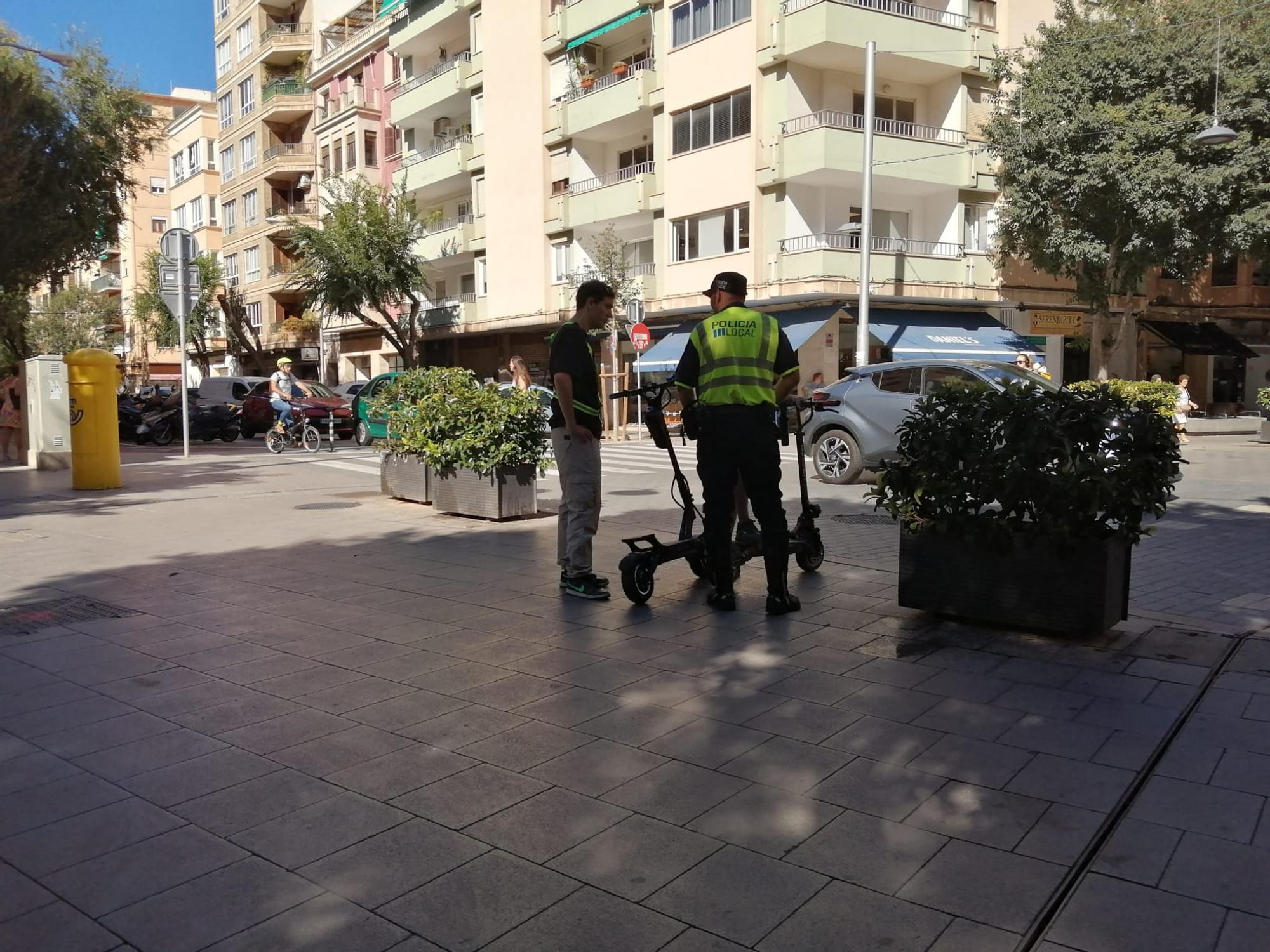 FOTOS | Controles de patinetes en la calle Blanquerna de Palma